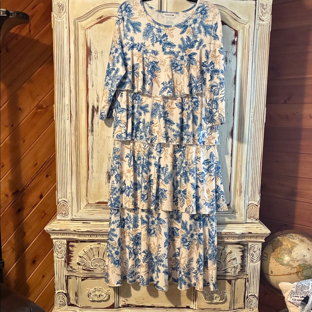 Chic Long Sleeve Floral Dress in Blue and Cream